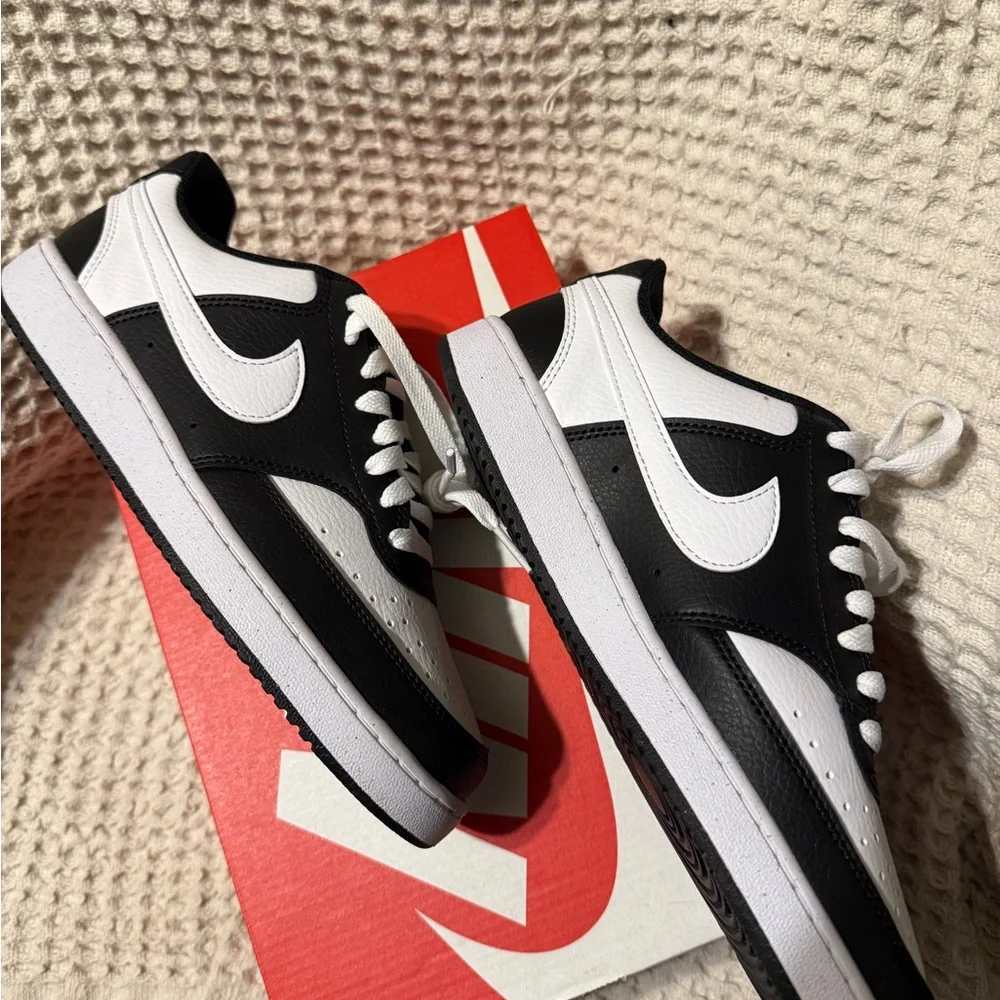 Nike Black and White Women's Sneakers - Picture 5 of 7